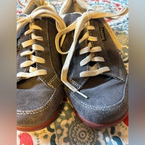 Simple “new vintage” comfortable gray suede lace up sneaker size 6.5